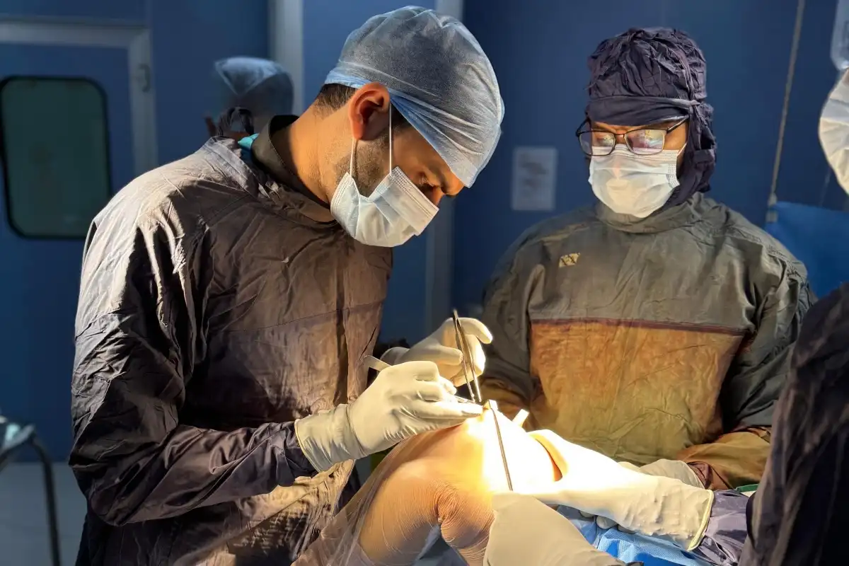 Dr Aashay Mody performing first TKR